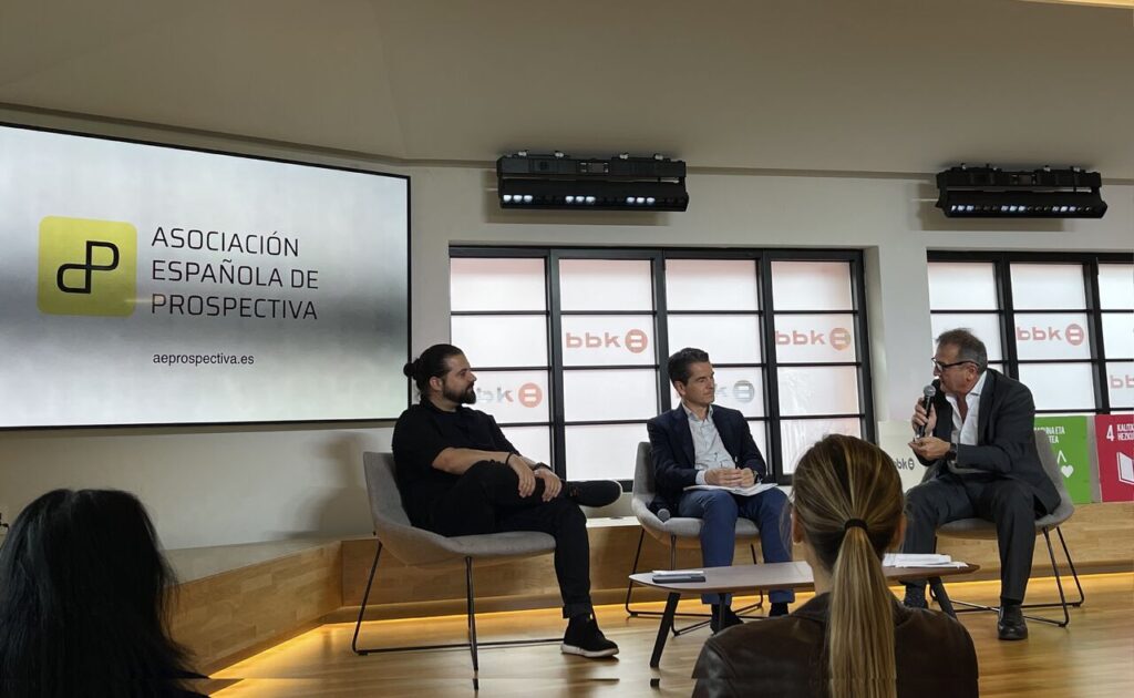 Jornada de presentación de la Asociación de prospectiva. De Izquierda a derecha, David Alayon, Ibon Zugasti y Eneko Astigarraga
